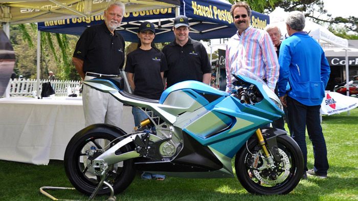 Η Lightning LS-218 μαζί με τους δημιουργούς της.