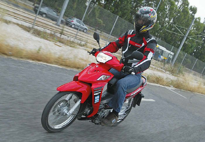 Πάνω στη σέλα του Address θα κινηθείτε με ασφάλεια και ταχύτητα στους δρόμους της πόλης χάρη στις μαζεμένες διαστάσεις και τη φιλικότητα που το διακρί