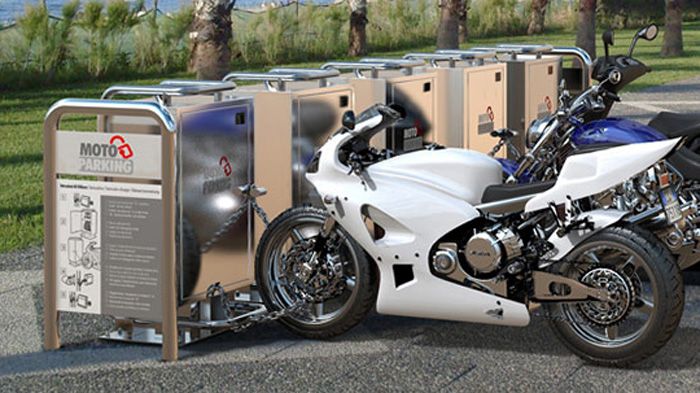 Η εταιρεία Moto Parking προσφέρει τον συγκεκριμένο εξοπλισμό, ώστε να μπορούν οι μοτοσικλετιστές να παρκάρουν με ασφάλεια σε δημόσιους χώρους.