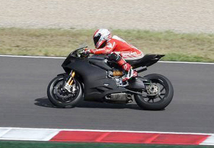 Μία από τις τελευταίες κατασκοπευτικές φωτογραφίες που δείχνουν το νέο 1199 στην πίστα.