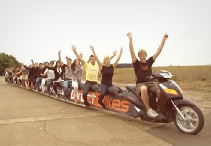 Ο Colin Furze μαζί με ακόμη 24 αναβάτες στο μήκους 22 μέτρων scooter!