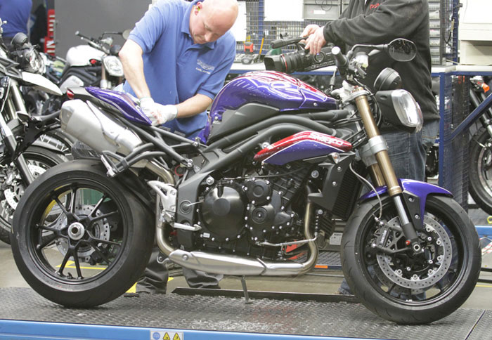 Η 500.000η Triumph, μία Speed Triple 1050, λαμβάνει τις τελευταίες πινελιές από τους μηχανικούς, πριν αποχωρήσει από τη γραμμή παραγωγής