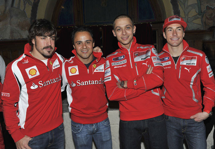 Ο Valentino Rossi με τον Nicky Hayden, και τους οδηγούς της Ferrari, Fernando Alonso και Felipe Massa