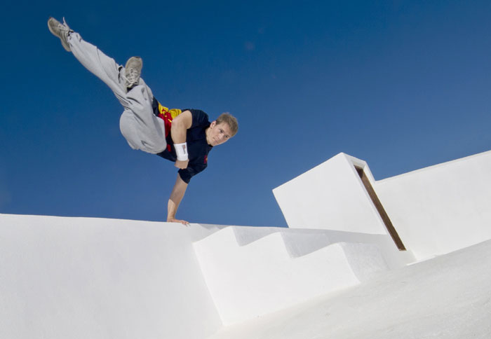 17 traceurs θα αναμετρηθούν στην πιο «φυσική» πίστα parkour του κόσμου, στη Σαντορίνη.