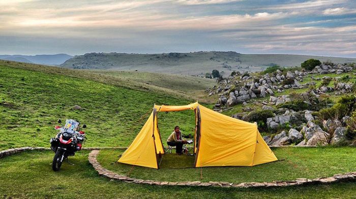 Η Redverz διαθέτει τη Motorcycle Expedition Tent Series II, μια σκηνή που χωρά μια μοτοσικλέτα, δύο αναβάτες και πολλά άλλα πράγματα!