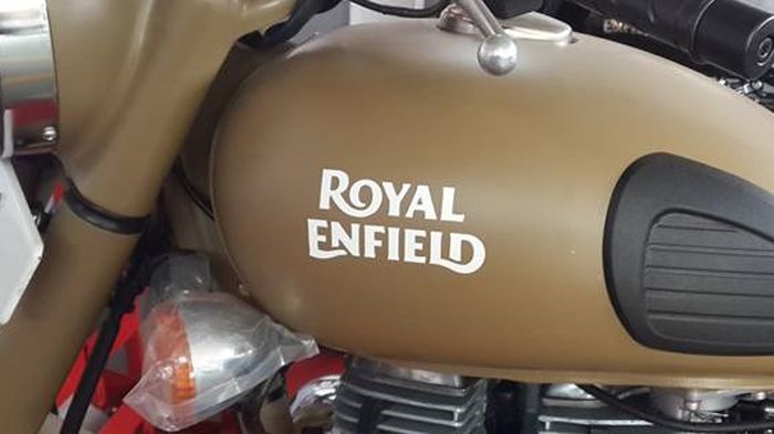 Όπως αποκαλύπτει η συγκεκριμένη κατασκοπική φωτογραφία, η Royal Enfield εκσυγχρόνισε ελαφρά το λογότυπό της.