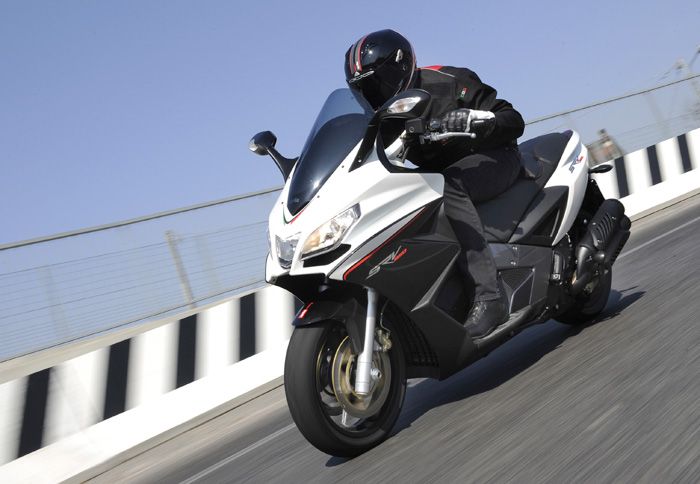 Το SRV 850 είναι βασισμένο στο Gilera GP 800, είναι, όμως, βελτιωμένο στα σημεία και ανανεωμένο αισθητικά. 