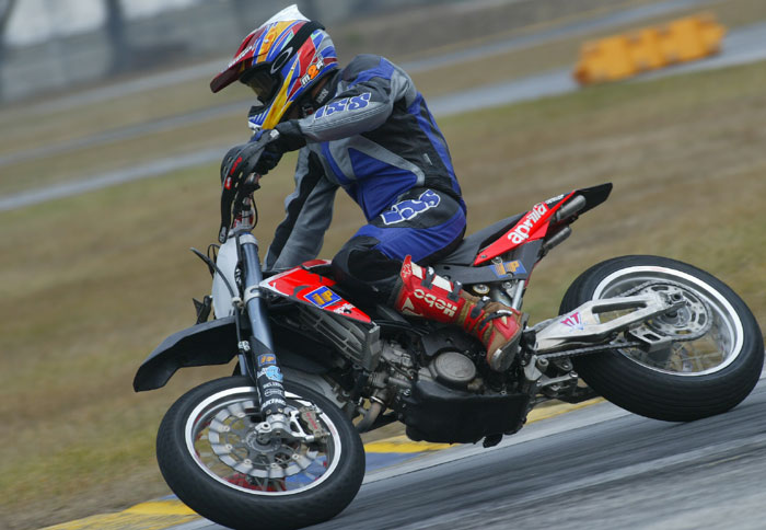 Οδηγήσαμε τα Aprilia SXV 4.5 και 5.5