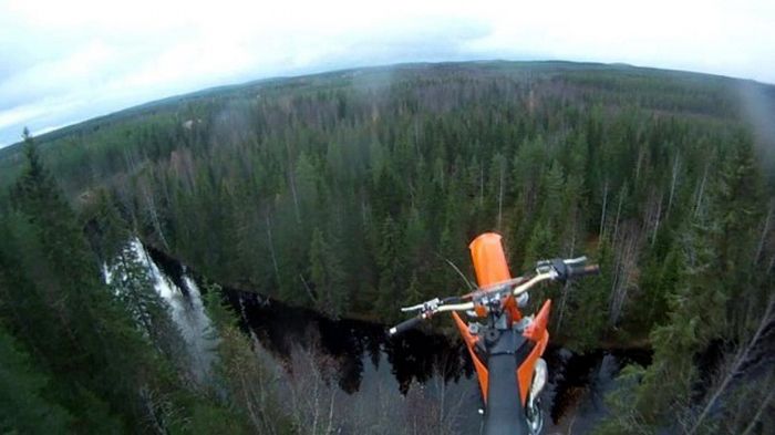 Αλμα 40 μέτρων με μοτοσικλέτα, πτώση με αλεξίπτωτο!