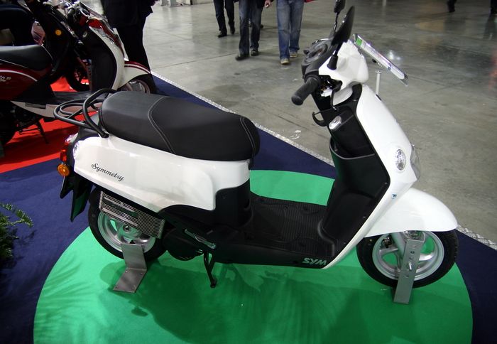 Iδιαίτερα μικρό σε διαστάσεις, και δίχως εντυπωσιακό design -πιο πολύ συντηρητικό θα το λέγαμε- αν και ταυτόχρονα είναι καλαίσθητο.