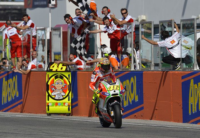 Ο Valentino Rossi αφιέρωσε το βάθρο αυτό στον φίλο του Marco Simoncelli και στην οικογένειά του.