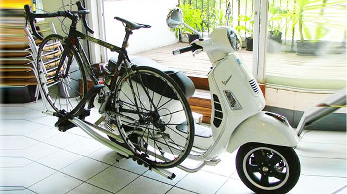 Ένας αντιπρόσωπος της Vespa στη Ν. Αφρική, κατασκεύασε αυτή τη σχάρα μεταφοράς ποδηλάτου για Vespa.