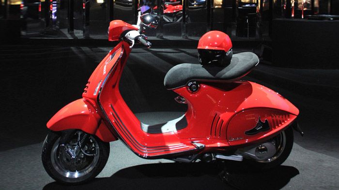 H «Μοναδική Vespa 946» όπως ονομάζεται η συγκεκριμένη συλλεκτική έκδοση ξεχωρίζει για το κόκκινο χρώμα της που κάνει τηνεμφάνισή του πρώτη φορά σε 946