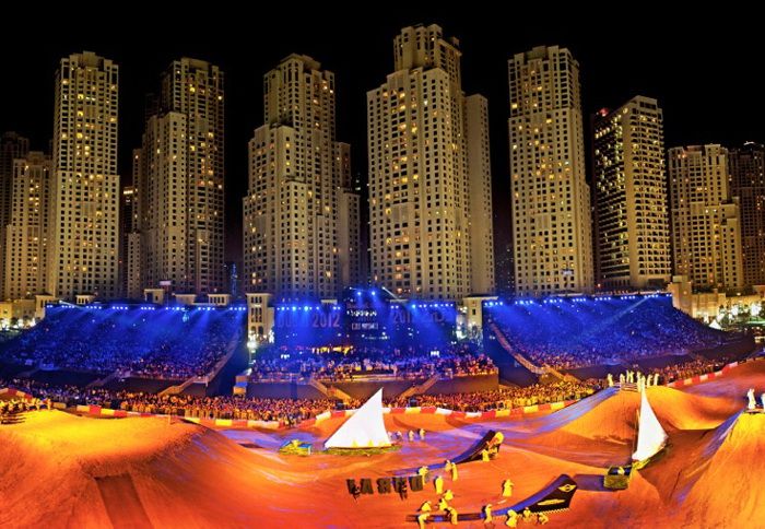 H εντυπωσιακή χωμάτινη πίστα κατασκευάστηκε πάνω στη λευκή άμμο του Walk, στη Jumeirah Beach Residence.