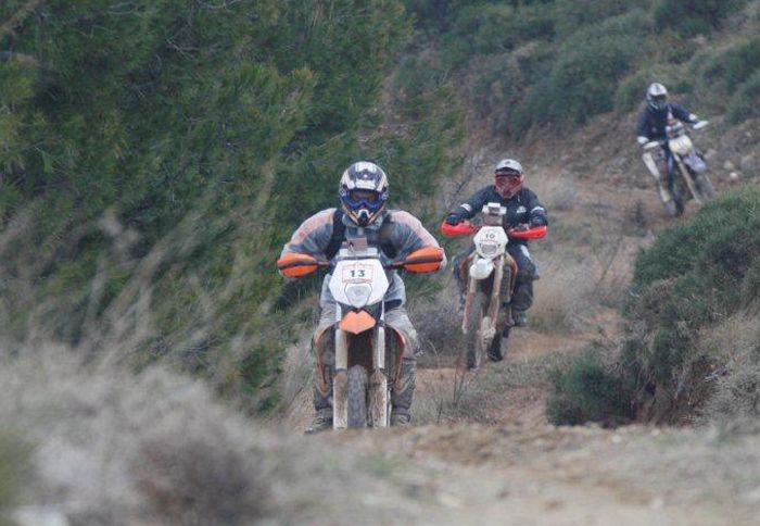 O καιρός στάθηκε «ελεήμων» με τους συμμετέχοντες, και παρόλο το κρύο, οι λίγες ψιχάλες βροχής διατηρούσαν ένα ιδανικό τερέν για αγώνα.