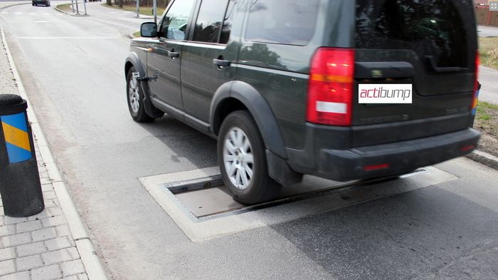 Μέσα στον Απρίλιο τοποθετήθηκαν για πρώτη φορά τα έξυπνα σαμαράκια Actibump στη γέφυρα Oresund, που συνδέει Σουηδία και Δανία.