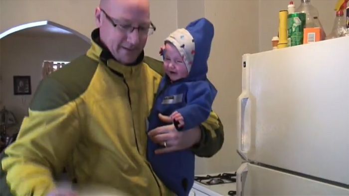 Μαγνητικό tank bag, ειδικά διαμορφωμένο για μεταφορά μωρού στο ντεπόζιτο της μοτοσικλέτας, ήταν η πρωταπριλιάτικη πρόταση της Aerostich!