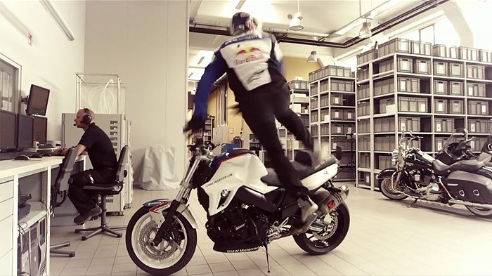 Βίντεο: Αναζητώντας τον Akrapovic