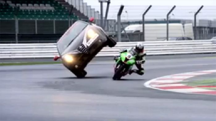 Οι Chris Walker και Paul Swift πραγματοποιούν ένα ιδιαίτερα εντυπωσιακό stunt, για την προώθηση του βρετανικού σκέλους του πρωταθλήματος WSBK.  