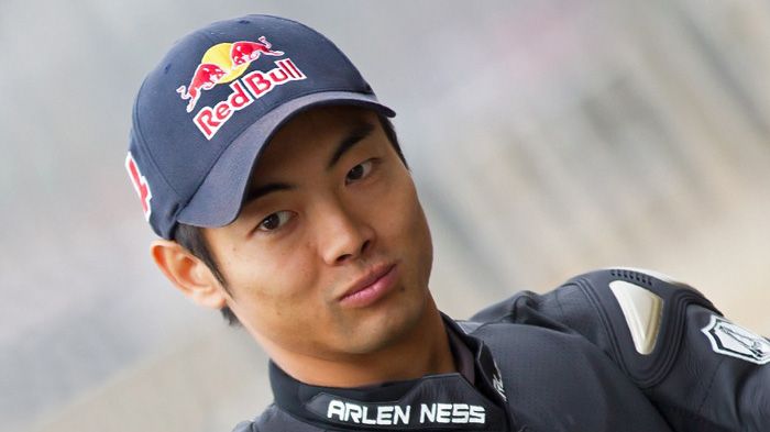 O Hiroshi Aoyama επιταχύνει τους ρυθμούς αποθεραπείας του και μπαίνει στο αεροπλάνο για τη Μαλαισία.