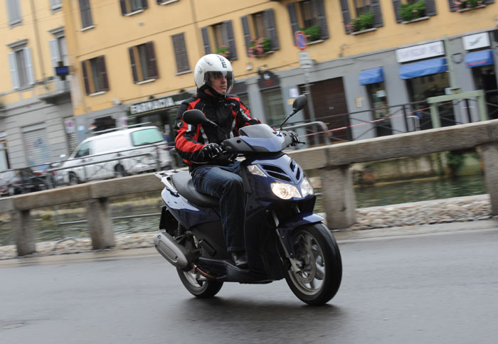 Αποστολή στο Μιλάνο: Aprilia Sportcity 300 cube