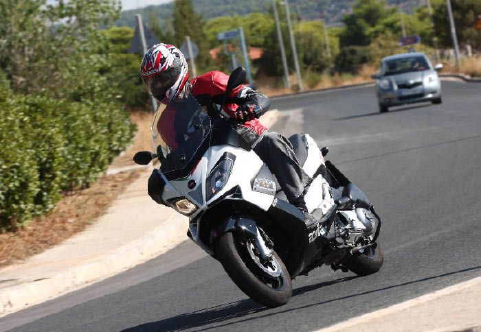 Πάνω στο SR Max μπορείς να καθίσεις με τρεις διαφορετικούς τρόπους: «επιθετικά» με κλίση προς τα εμπρός, «χαλαρά» με το κορμί ίσιο και «αραχτά» στηριζ