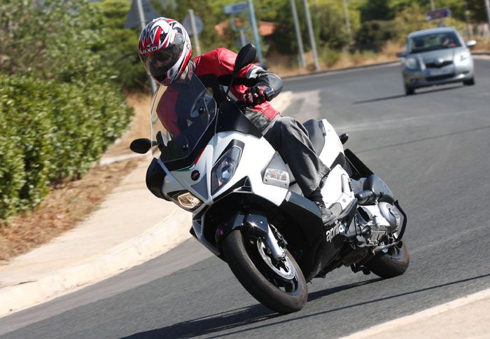 Βασισμένο στο Nexus της Gilera, το Aprilia SR Max προσφέρει δύο ετερόκλητες «υπηρεσίες», την πρακτικότητα και τη sport διασκέδαση. 