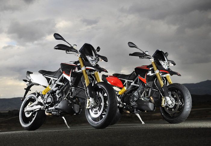 Δύο νέοι χρωματικοί συνδυασμοί για το maximotard της Aprilia που τονίζουν ακόμη περισσότερο την δυναμική του εμφάνιση.