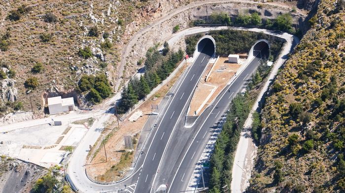 Ο κόμβος Νεοχωρίου, με τη σήραγγα του Αρτεμισίου. Ταλαιπωρία από τη Δευτέρα 8/10, αφού κλείνει το ρεύμα προς Αθήνα στη σήραγγα για μία εβδομάδα.