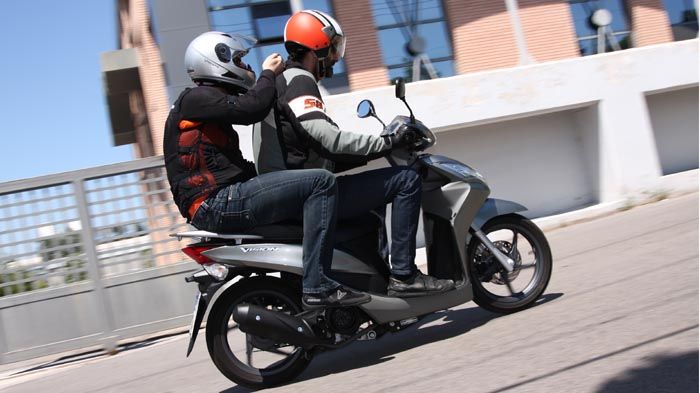 Τον πρώτο καιρό καλό είναι να αποφύγεις τη μεταφορά συνεπιβάτη. Το παραπάνω βάρος θα επηρεάσει αρνητικά τη συμπεριφορά ακόμη και του πιο εύκολου δικύκ