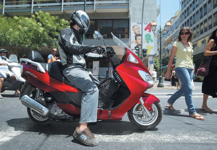 Ακόμη κι όταν περνάς με πράσινο φανάρι, ελάττωσε ταχύτητα και κοίτα αριστερά και δεξιά. 