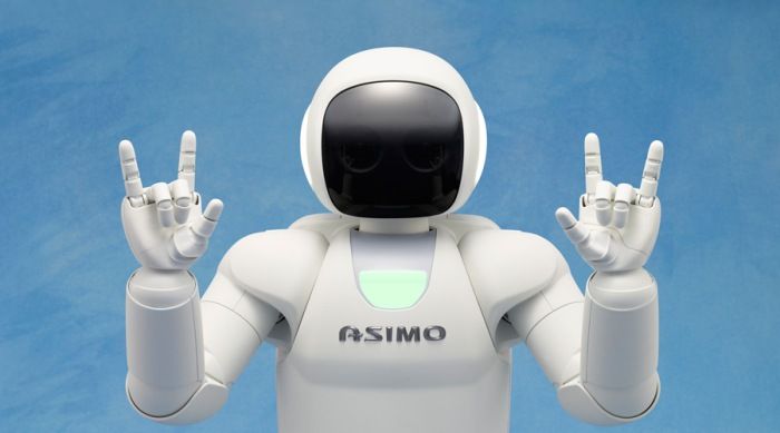 O ASIMO διαθέτει βελτιωμένη νοημοσύνη, αναβαθμισμένη επιδεξιότητα των χεριών (που του επιτρέπει να ανοίγει ένα μπουκάλι και να σερβίρει ένα ποτό ή να