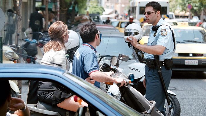 Τρεις χιλιάδες κλήσεις για κράνος μόνο στην Αττική, και μόνο τον Ιούνιο; Σκέφτεται κανείς την ασφάλεια του; Ή μήπως... ζεσταινόμαστε;