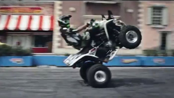 Ο Ιταλός αναβάτης Roberto Poggiali πραγματοποιεί εντυπωσιακά stunts στη σέλα ενός Kymco Maxxer 300. 