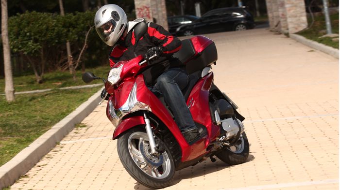 Το Honda SH 150i είναι εξαιρετικά ευέλικτο και οικονομικό. Στο τελευταίο παίζει ρόλο ο κινητήρας eSP και το σύστημα Idle Stop. 