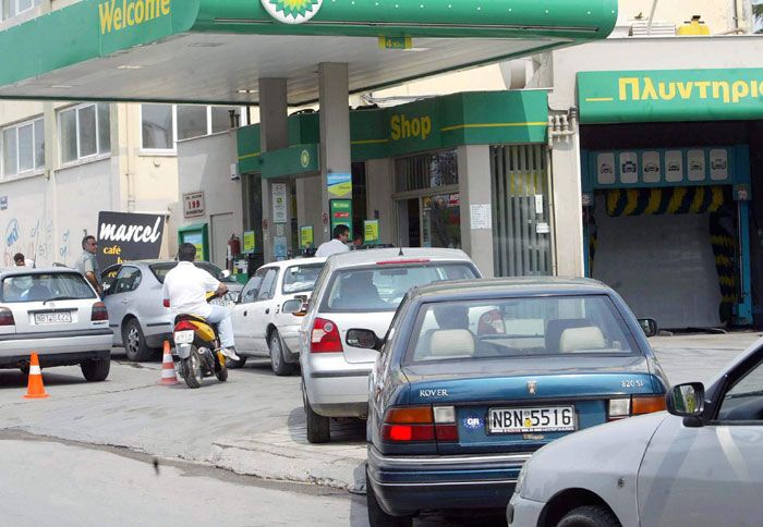 Μόλις μια ανακοίνωση των εργαζομένων στα διυλιστήρια έφτανε για να δημιουργηθούν τεράστιες ουρές στα βενζινάδικα.