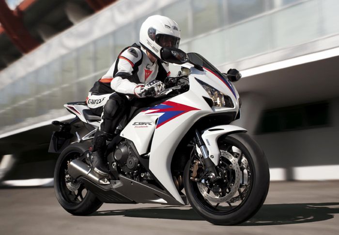 Ο δυναμισμός και η κορυφαία οδική συμπεριφορά συγκαταλέγονται στα πλεονεκτήματα του νέου CBR.