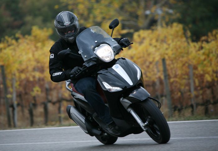 Οι ελαφρύτεροι τροχοί έχουν βελτιώσει συνολικά τη συμπεριφορά του Beverly που θα κινηθεί γρήγορα και διασκεδαστικά σε δρόμο με στροφές εμπνέοντας ασφά