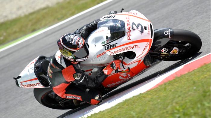 Στα μαύρα ντυμένος και με τον αγαπημένο του αριθμό πάνω στη μοτοσικλέτα του Spies ο Biaggi διασκεδάζει στην πίστα του Mugello.