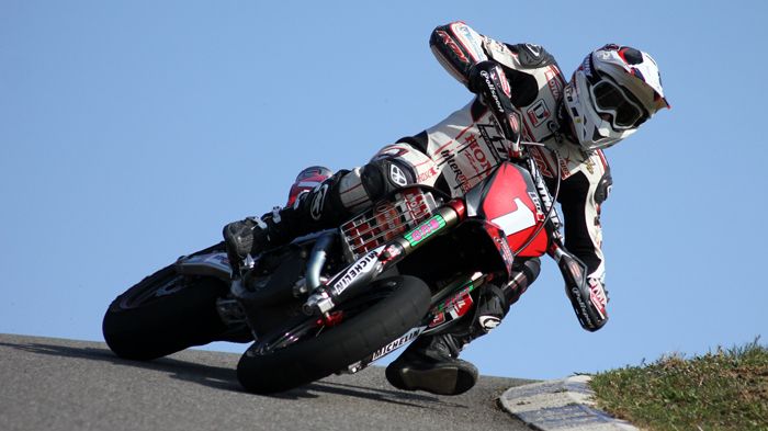 Stunts με Supermoto από τον πρωταθλητή Γαλλίας Sylvain Bidart