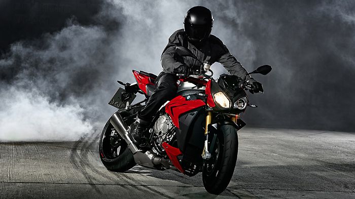 Το S1000R φέρει τα καλύτερα γονίδια για να προταγωνιστήσει σε μια εκ φύσεως σκληρή κατηγορία.