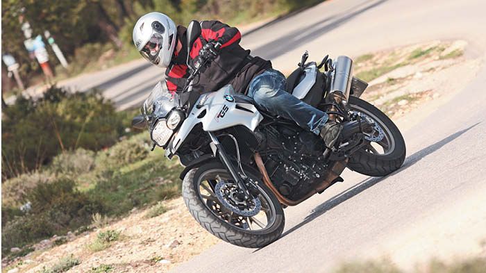 Για το νέο F700GS τα δώρα σε αξεσουάρ μοτοσικλέτας ή/και αναβάτη φτάνουν στα 900 ευρώ για κατόχους διπλώματος οδήγησης Α2.