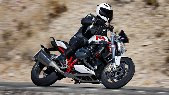 Όμορφο, γυμνό και sport, με κινητήρα boxer. Κινείται κάπου ανάμεσα στο hipster R nine T και στο streetfighter S 1000 R.