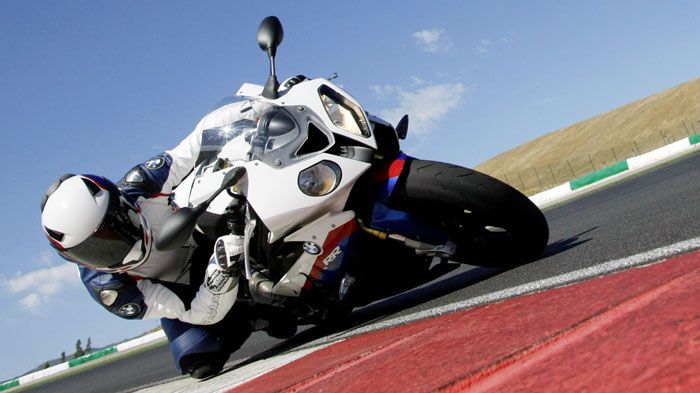 Το νέο S 1000 RR αναμένεται να αναβαθμιστεί στα ηλεκτρονικά του, στις αναρτήσεις και στην ισχύ του κινητήρα σε σχέση με το υπάρχον (φωτό).
