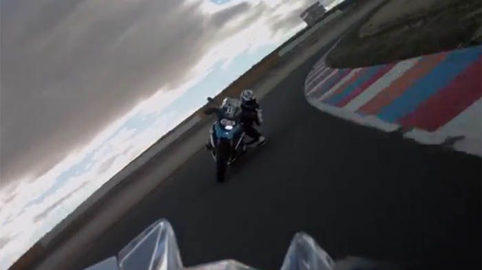 To BMW R 1200 GS μας δείχνει τις ικανότητες του στην πίστα. 