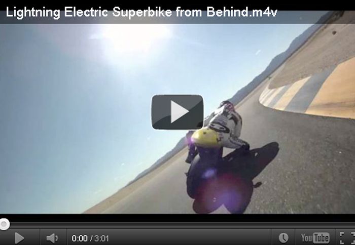 Στο βίντεο, οι δύο μοτοσικλέτες κυνηγιούνται μέσα στην πίστα Infineon Raceway και η ηλεκτρική δείχνει για τα καλά τα δόντια της στον βενζινοκίνητο αντ