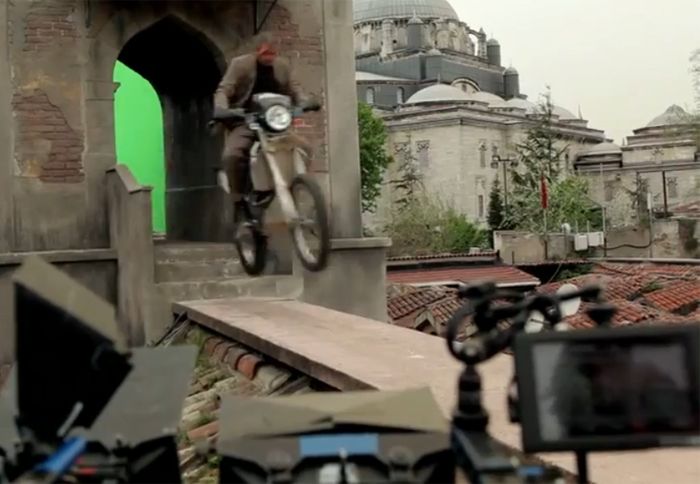 Ο James Bond βρίσκεται στη σέλα ενός Honda CRF 250R στη νέα του ταινία και στο βίντεο μαθαίνουμε πώς γυρίστηκαν οι σκηνές. 