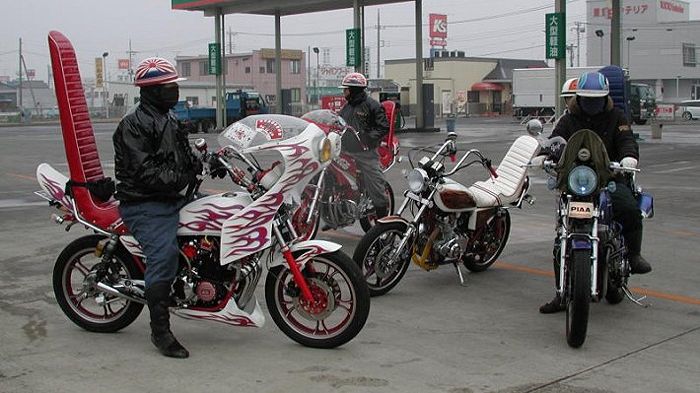 Μέλη συμμορίας bosozoku. Η διακριτικότητα δεν περιλαμβάνεται στο λεξιλόγιό τους.