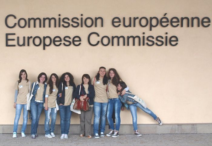 H Ευρωβουλευτής Μαριέττα Γιαννάκου θα συντονίσει το ταξίδι και τη φιλοξενία της νικήτριας ομάδας στις Βρυξέλλες.