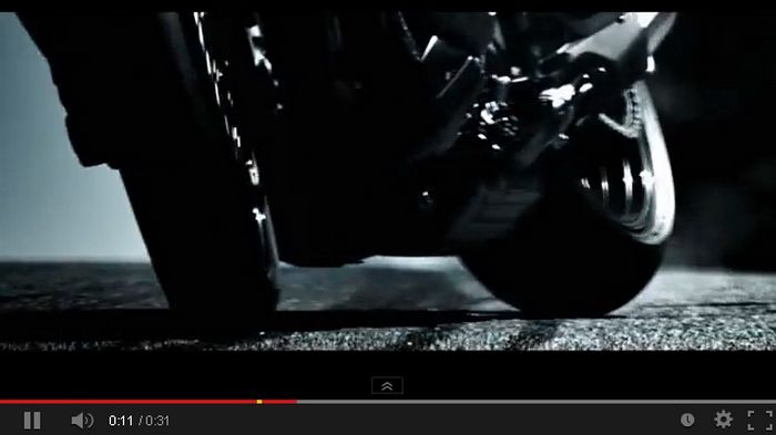 Έρχεται... ντριφτάροντας το νέο μοντέλο της Kawasaki. Το κάλεσμα της άγριας φύσης; Μμμ, ενδιαφέρον.